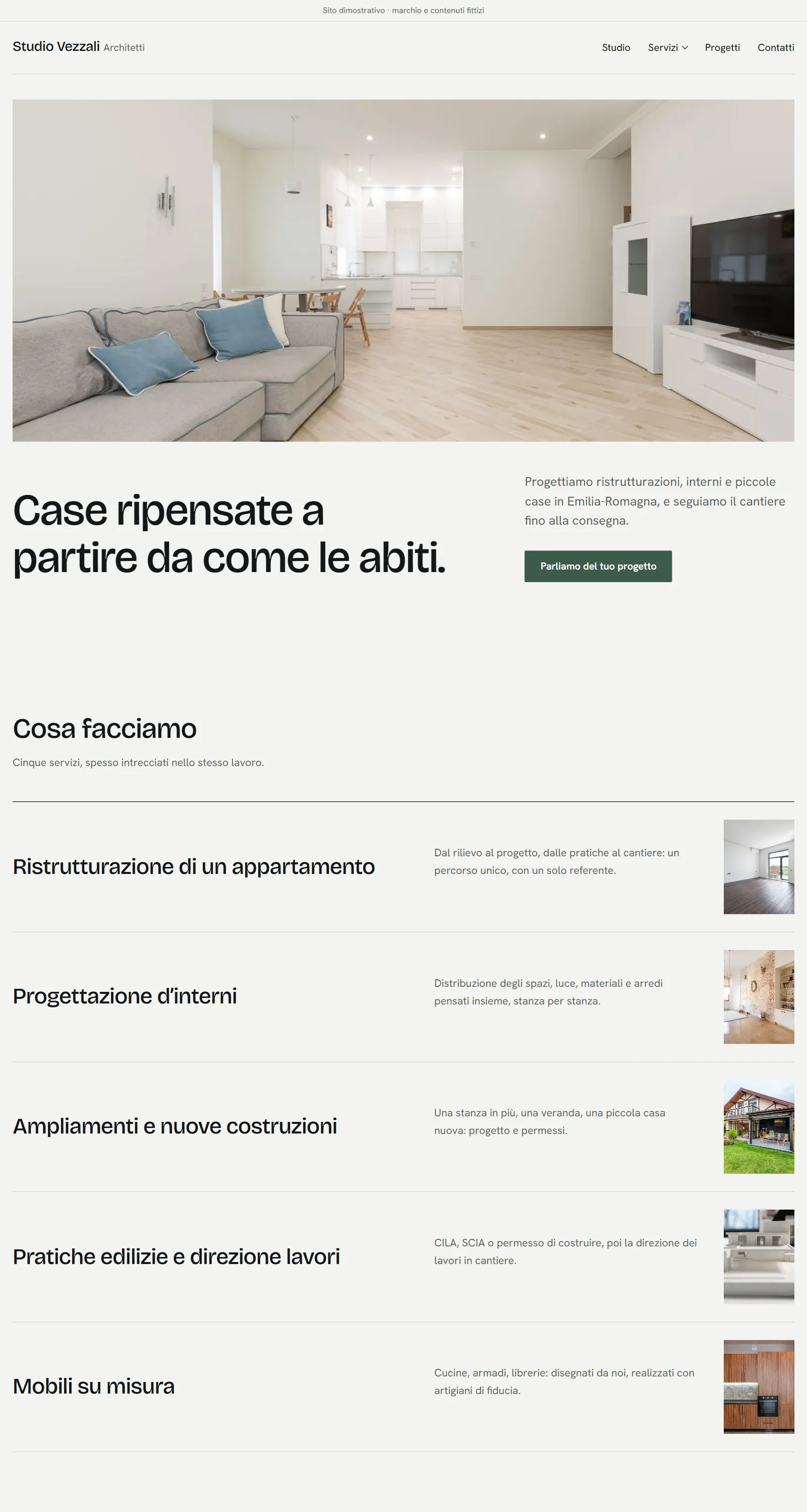 Home del sito dimostrativo di uno studio di architettura: fotografia di un soggiorno, elenco dei servizi con piccole foto, sezione scura con tre progetti.